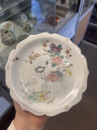Quatre assiettes et un bol en porcelaine de Chine famille rose &agrave; d&eacute;cor floral et d'animaux, 19&egrave;me/20&egrave;me si&egrave;cle