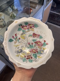 Quatre assiettes et un bol en porcelaine de Chine famille rose &agrave; d&eacute;cor floral et d'animaux, 19&egrave;me/20&egrave;me si&egrave;cle