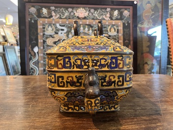 Importante bo&icirc;te couverte de forme rectangulaire en &eacute;maux cloisonn&eacute;s &agrave; fond jaune, Chine, 19&egrave;me si&egrave;cle