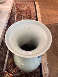 Twee Chinese famille rose vazen met geanimeerde sc&egrave;nes en een blauw-witte celadon vaas met boeddhistische symbolen, 19de/20ste eeuw