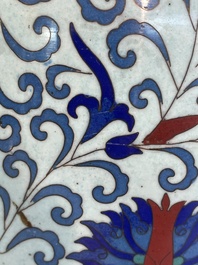 Vase de forme 'meiping', une verseuse et une bo&icirc;te couverte en &eacute;maux cloisonn&eacute;s, Chine, 19&egrave;me/20&egrave;me si&egrave;cle