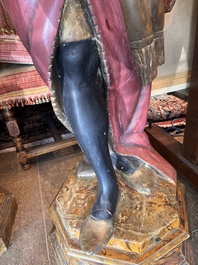 Grande paire de torch&egrave;res dites 'Aux Maures' &agrave; cinq lumi&egrave;res en bois sculpt&eacute; et polychrom&eacute;, Italie, Venise, vers 1900