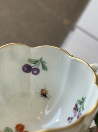 Deux groupes, un milieu de table et une tasse et soucoupe en porcelaine polychrome de Saxe, Allemagne, 19&egrave;me/20&egrave;me si&egrave;cle