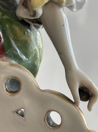 Deux groupes, un milieu de table et une tasse et soucoupe en porcelaine polychrome de Saxe, Allemagne, 19&egrave;me/20&egrave;me si&egrave;cle
