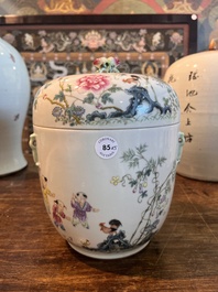 Twee Chinese famille rose vazen, een dekselkom en twee kommen, 19de/20ste eeuw