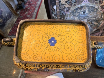 Importante bo&icirc;te couverte de forme rectangulaire en &eacute;maux cloisonn&eacute;s &agrave; fond jaune, Chine, 19&egrave;me si&egrave;cle