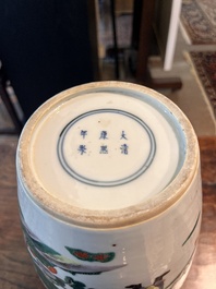 Vase en porcelaine de Chine famille verte &agrave; d&eacute;cor de sc&egrave;nes de bataille, marque de Kangxi, 19&egrave;me si&egrave;cle