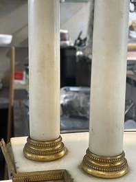 Een Franse Lodewijk XVI witmarmeren en verguld bronzen pendule, 18de/19de eeuw
