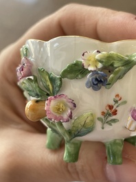Deux groupes, un milieu de table et une tasse et soucoupe en porcelaine polychrome de Saxe, Allemagne, 19&egrave;me/20&egrave;me si&egrave;cle