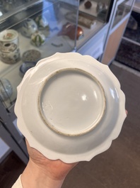 Quatre assiettes et un bol en porcelaine de Chine famille rose &agrave; d&eacute;cor floral et d'animaux, 19&egrave;me/20&egrave;me si&egrave;cle