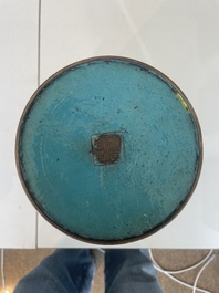 Vase de forme 'meiping', une verseuse et une bo&icirc;te couverte en &eacute;maux cloisonn&eacute;s, Chine, 19&egrave;me/20&egrave;me si&egrave;cle