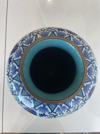 Vase de forme 'meiping', une verseuse et une bo&icirc;te couverte en &eacute;maux cloisonn&eacute;s, Chine, 19&egrave;me/20&egrave;me si&egrave;cle