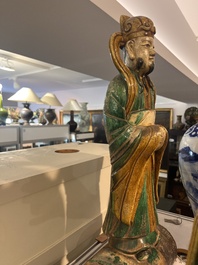 Paire de tuiles faiti&egrave;res sancai et deux paires d'assiettes en porcelaine de Chine famille rose et de style Imari, Ming et post&eacute;rieur