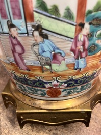 Een paar Chinese Kanton famille rose vazen met blauwe fondkleur, paleissc&egrave;nes en floraal decor omgevormd tot lampen, 19de eeuw