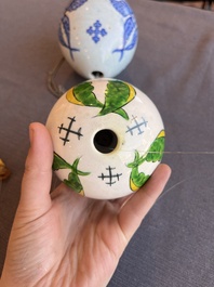 Ornement de forme ovale bleu et blanc et une paire polychrome, Kutahya, Turquie, 18&egrave;me/19&egrave;me si&egrave;cle
