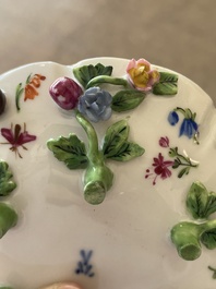 Deux groupes, un milieu de table et une tasse et soucoupe en porcelaine polychrome de Saxe, Allemagne, 19&egrave;me/20&egrave;me si&egrave;cle