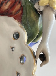 Deux groupes, un milieu de table et une tasse et soucoupe en porcelaine polychrome de Saxe, Allemagne, 19&egrave;me/20&egrave;me si&egrave;cle