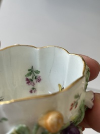 Deux groupes, un milieu de table et une tasse et soucoupe en porcelaine polychrome de Saxe, Allemagne, 19&egrave;me/20&egrave;me si&egrave;cle
