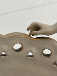 Deux groupes, un milieu de table et une tasse et soucoupe en porcelaine polychrome de Saxe, Allemagne, 19&egrave;me/20&egrave;me si&egrave;cle