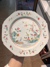 Six assiettes en porcelaine de Chine famille rose &agrave; d&eacute;cor de paysage fluvial anim&eacute;, Qianlong