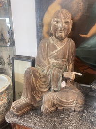 Sculpture de Luohan en bois sculpt&eacute; avec des traces de polychromie, 19&egrave;me si&egrave;cle