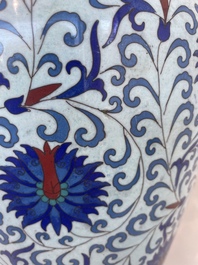 Vase de forme 'meiping', une verseuse et une bo&icirc;te couverte en &eacute;maux cloisonn&eacute;s, Chine, 19&egrave;me/20&egrave;me si&egrave;cle