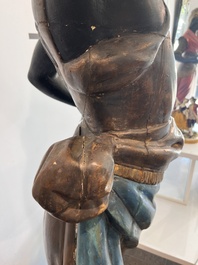 Grande paire de torch&egrave;res dites 'Aux Maures' &agrave; cinq lumi&egrave;res en bois sculpt&eacute; et polychrom&eacute;, Italie, Venise, vers 1900