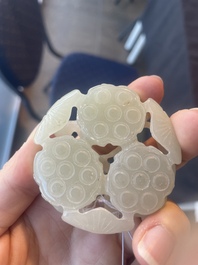 Sculpture ajour&eacute;e en forme de fleur de lotus en jade, Chine, 19&egrave;me/20&egrave;me si&egrave;cle