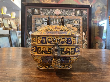 Importante bo&icirc;te couverte de forme rectangulaire en &eacute;maux cloisonn&eacute;s &agrave; fond jaune, Chine, 19&egrave;me si&egrave;cle