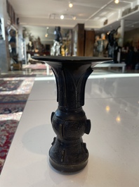 Br&ucirc;le-parfum ajour&eacute;, un plat &agrave; d&eacute;cor grav&eacute; et trois vases en bronze, Chine, 19&egrave;me/20&egrave;me si&egrave;cle