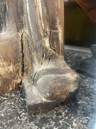 Sculpture de Luohan en bois sculpt&eacute; avec des traces de polychromie, 19&egrave;me si&egrave;cle