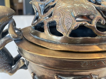 Br&ucirc;le-parfum ajour&eacute;, un plat &agrave; d&eacute;cor grav&eacute; et trois vases en bronze, Chine, 19&egrave;me/20&egrave;me si&egrave;cle