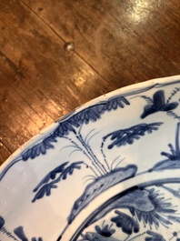 Grand plat en porcelaine de Chine bleu et blanc dit 'de Swatow' &agrave; d&eacute;cor de deux cerfs, Ming