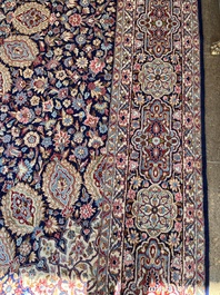 Een Perzisch Kerman (Kirman) tapijt met floraal decor, wol op katoen, 20ste eeuw