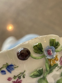 Deux groupes, un milieu de table et une tasse et soucoupe en porcelaine polychrome de Saxe, Allemagne, 19&egrave;me/20&egrave;me si&egrave;cle