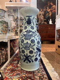 Twee Chinese famille rose vazen met geanimeerde sc&egrave;nes en een blauw-witte celadon vaas met boeddhistische symbolen, 19de/20ste eeuw