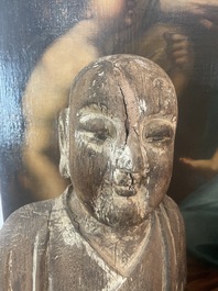 Sculpture de Luohan en bois sculpt&eacute; avec des traces de polychromie, 19&egrave;me si&egrave;cle