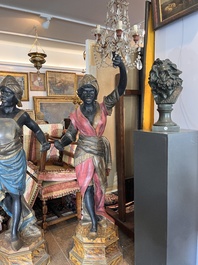 Grande paire de torch&egrave;res dites 'Aux Maures' &agrave; cinq lumi&egrave;res en bois sculpt&eacute; et polychrom&eacute;, Italie, Venise, vers 1900