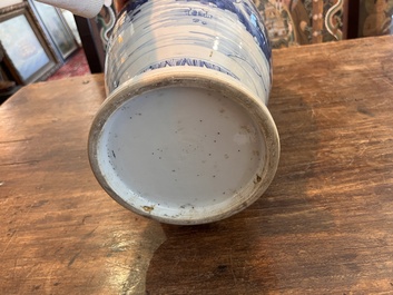 Vase en porcelaine de Chine bleu et blanc &agrave; d&eacute;cor de figures dans un paysage, Kangxi