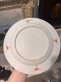 Paire de tuiles faiti&egrave;res sancai et deux paires d'assiettes en porcelaine de Chine famille rose et de style Imari, Ming et post&eacute;rieur