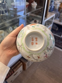 Quatre assiettes et un bol en porcelaine de Chine famille rose &agrave; d&eacute;cor floral et d'animaux, 19&egrave;me/20&egrave;me si&egrave;cle