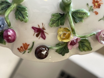 Deux groupes, un milieu de table et une tasse et soucoupe en porcelaine polychrome de Saxe, Allemagne, 19&egrave;me/20&egrave;me si&egrave;cle