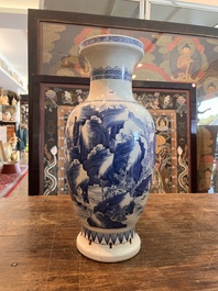 Vase en porcelaine de Chine bleu et blanc &agrave; d&eacute;cor de figures dans un paysage, Kangxi