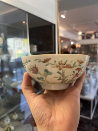 Quatre assiettes et un bol en porcelaine de Chine famille rose &agrave; d&eacute;cor floral et d'animaux, 19&egrave;me/20&egrave;me si&egrave;cle