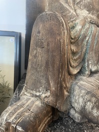 Sculpture de Luohan en bois sculpt&eacute; avec des traces de polychromie, 19&egrave;me si&egrave;cle