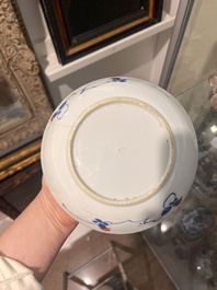 Paire de tuiles faiti&egrave;res sancai et deux paires d'assiettes en porcelaine de Chine famille rose et de style Imari, Ming et post&eacute;rieur