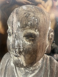 Sculpture de Luohan en bois sculpt&eacute; avec des traces de polychromie, 19&egrave;me si&egrave;cle