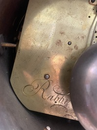 Een Franse Lodewijk XVI witmarmeren en verguld bronzen pendule, 18de/19de eeuw