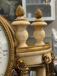 Een Franse Lodewijk XVI witmarmeren en verguld bronzen pendule, 18de/19de eeuw