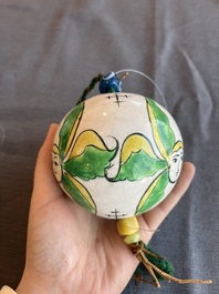 Ornement de forme ovale bleu et blanc et une paire polychrome, Kutahya, Turquie, 18&egrave;me/19&egrave;me si&egrave;cle